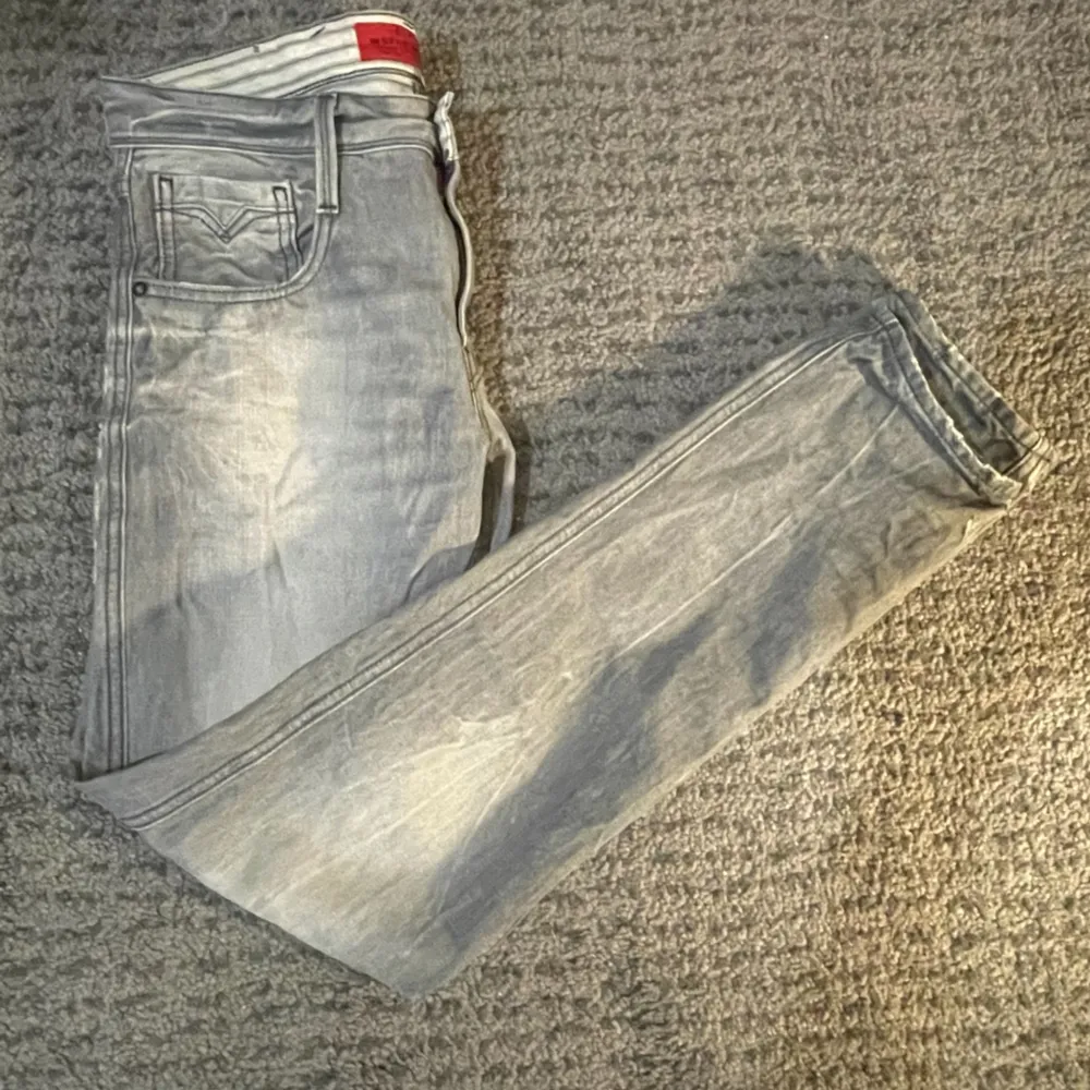Högkvalitativa replay jeans i modellen anbass och storleken W30 L32. Jeansen köptes för ca 1500kr. Jeansen är väl använda med slitningar som ska vara där. Priset kan diskuteras vid snabb affär.. Jeans & Byxor.