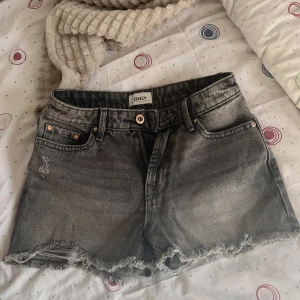 Jeans shorts - Gråa jeansshorts från ONLY som bara använts en gång. De är alltså i typ nyskick. Pris går att diskutera😊