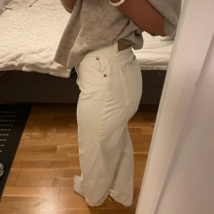 Vita Jeans - Högmidjade vita jeans. Lite korta på mig men skulle nog passa på någon som är 170cm lång. Står 36 på dem, men passar mig som är 38/40. 🤍