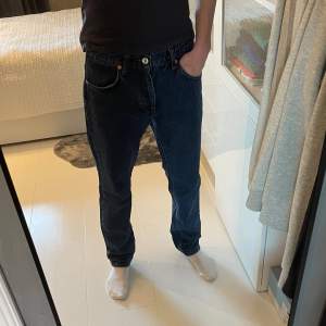 Hej! Säljer nu dessa as snygga jeans från woodbird, det är regular/straight fit och köpte dem i somras för 899kr. Dem är använda några få gånger och är i väldigt bra skick! Han på bilden är 175 och dem passar perfekt. Hör av er vid funderingar!