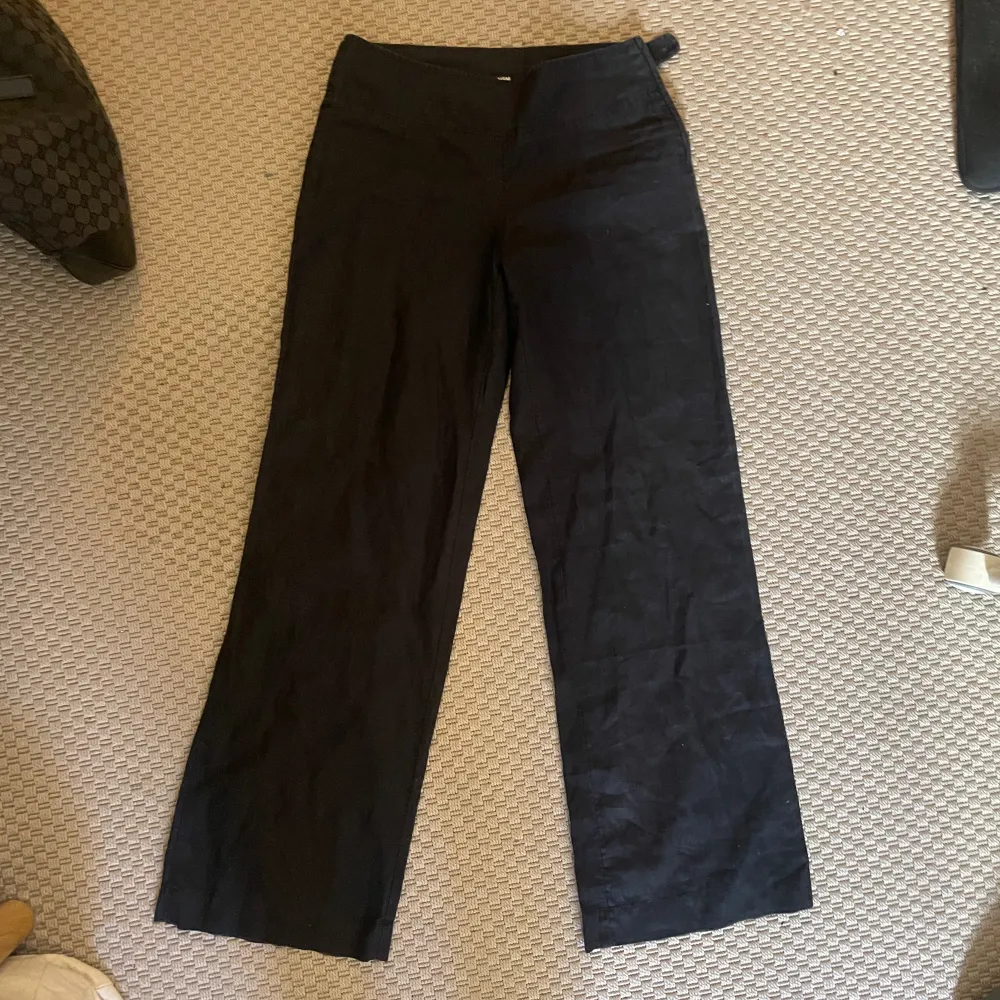 svarta, passade tyvärr inte mig dom är vida/utsvängda i benen kan mötas upp i centrala stockholm skriv om du har frågor!!  Jag är 165 och de satt bra i längden för referens. Jeans & Byxor.