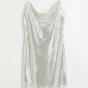 Säljer denna sjukt snygga paljett liknande klänning från H&M med öppen rygg😍 storlek S och i väldigt fint skick. Helt slutsåld på hemsidan 😀