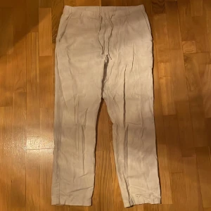 Beiga linnebyxor - Storlek M. Säljer dom för att dom blivit för korta. Dom passade mig när jag var 175-180 cm lång.