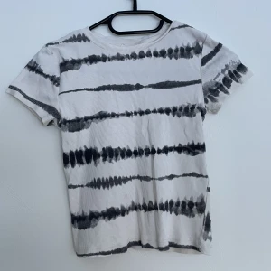 Cool randig tshirt  - Tshirt köpt från kapphal för kanske ett år sedan! Bra skick, utan fläckar eller liknande!  Orginalpris 150! 