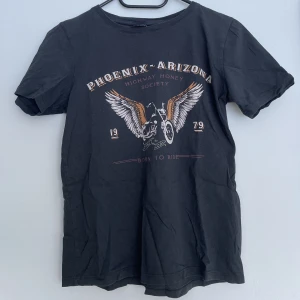 Svart tshirt - Svart tshirt köpt på gina för några år sedan, mycket bra skick, använd kanske 3 gånger. Säljer för att jag inte har avdvänt den på ett tag! ☺️ Orginalpris 250! 