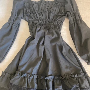 Goth klänning - Säljer denna jätte fina goth klänning med spets. Sitter så fint på! Bara använt en gång så är i jättebra skick! Vet inte vart den är i från eller vilken storlek men baserat på hur den sitter på mig skulle jag gissa att den är i XS❤️