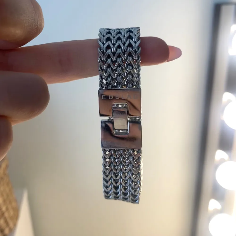 Silvrigt Edblad armband som är i jättebra skick, använd fåtal gånger. Köpt för 599kr. Accessoarer.