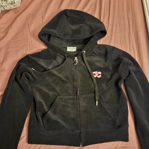 Juicy couture set  - Ett juicy couture set som e användt 1/2 gånger. E i ett bra skick. Storlek M. Vad jag har sät så går deta juicy setet inte att köpa. (Köparen betalar frakten) jag skulle kunnat tänkte mig 2000  Priset går att diskutera   Jag köpte de för 2300 