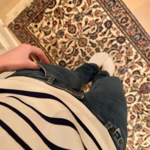 Stickad baströja  - Stickad baströja från Zara med ränder💙🤍Köpte i somras men har ej kommit till användning. Storlek L, men passar mig som vanligtvis använder S/M. Ordinariepris 299kr.