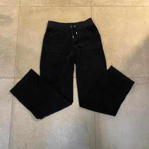  Svarta Juciy byxor  - Juciy byxor i strl M, säljer då jag inte använder de och har många! Ny pris ca 1100, skriv för frågor 