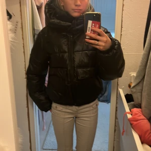 Vinterjacka - Snygg och skön vinterjacka som tyvärr ej används längre! Endast använd 1 vinter, från weekday i jättebra skick. Avtagbar luva💕 liknar indiska och fjällräven⭐️