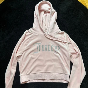 Juicy couture - Använd 1-3 gånger, alla stenar kvar. Säljer pga att den aldrig kommit till användning efter köp 💕nypris 800kr! Storlek L men skulle säga mer en M💕