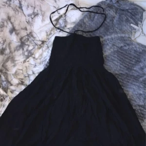 Klänning  - Använd några gånger, den är väldigt uttöjbar 