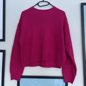 Rosa Stickad Sweatshirt  - Använd typ 3-4 gånger, köpt för kanske ett år sedan. Mycket bra skick, minimal pilling. Skönt och mysigt material. Inga fläckar. ✨💃🏼 Orginalpris 200 🥳
