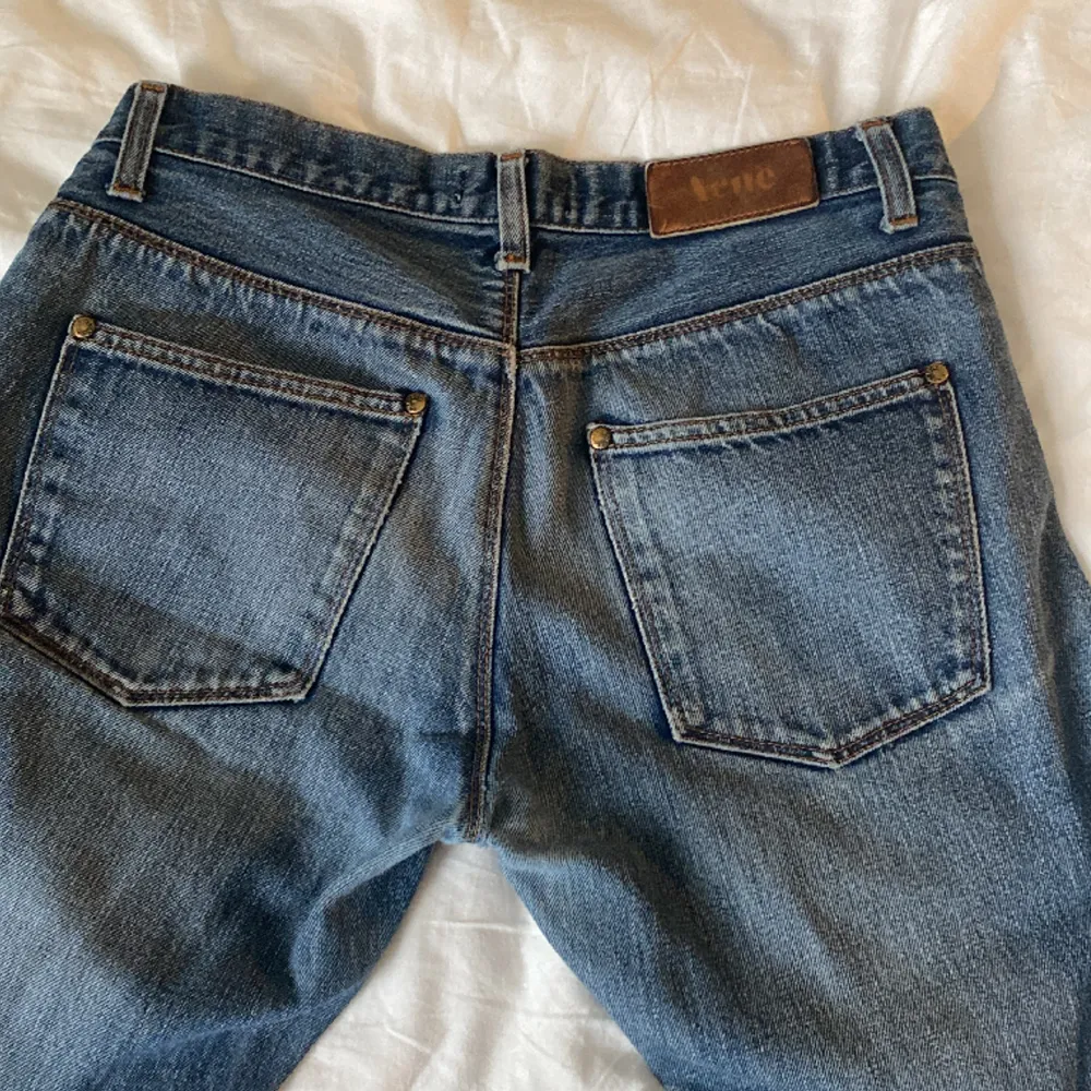 Ett par Low waist jeans från acne i färg mörkblå. Dessa är c 97 cm långa i benen och c 83cm breda i  midjan/höften! Så xs/s. Jag köpte dom i storlek xs. Bra skick med lite utsliten färg! . Jeans & Byxor.
