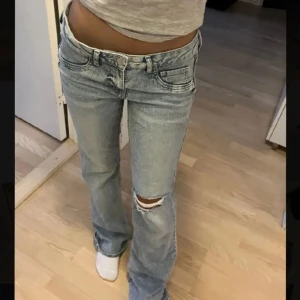 Hm jeans - Sååå snygga jeans låga och utsvängda från hm. Jättebraskick. Pris kan diskuteras 