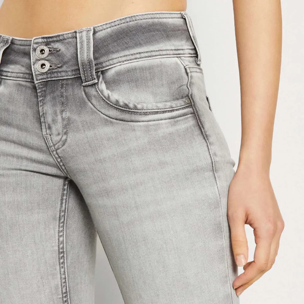 Jätte fina pepe jeans i storlek 26x30.Säljer eftersom att dom inte kommer till användning.Skriv för egna bilder.Inga defekter💗. Jeans & Byxor.