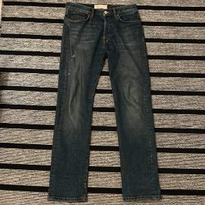Jeans från märket Jeanerica Modell: CM002 Cassio fit  Mindre hål/slitning på höger ben, se bild 1 Storlek: 28/32 Skick: 6/10 Nypris är 1800 kr