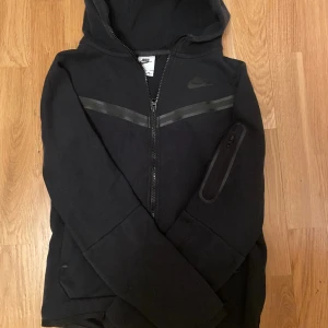 Nike tech fleece - Nike teech som kan användas både för tjejer och killar , säljer denna eftersom jag tyvärr växt ut den. Storleken är L för barn/ näst största barnstorleken. Koftan har bra en  passform