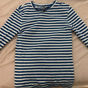 Randig marinblå tröja - En fin marinblå tröja som inte kom till användning från pieces i S. Den är gjord av lite tjockare material och håller kroppen varm💙🤍