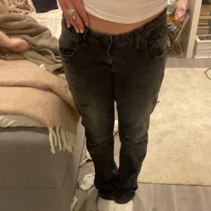 Ltb jeans - Jätte fina lågmidjade jeans från ltb som tyvärr inte har kommit så mycket till användning då de är förstöra ❤️