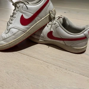 Nike Sneakers - Säljer nu ett par schyssta Nike Sneakers som passar perfekt till både sommar och vinter.  Vid eventuella frågor eller funderingar så är det bara att höra av sig!