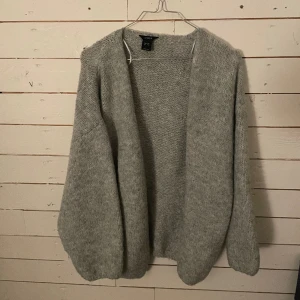 Grå kofta  - Jätte fin grå kofta från Lindex , använd 1 gång 