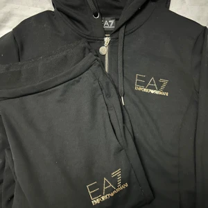 EA7 tracksuit - En EA7 tracksuit i fint skick