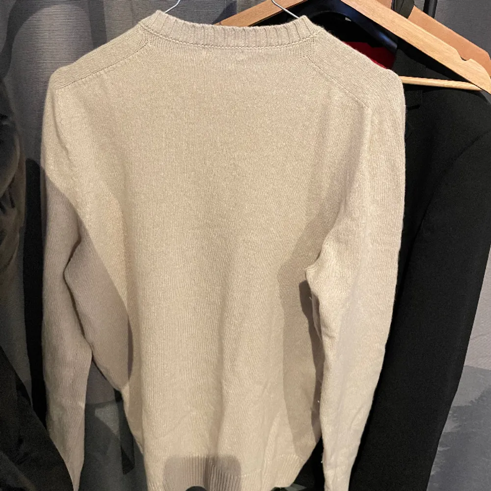Säljer denna riktigt snygga tröjan ifrån Zara då den inte kommer till användning! Knappast använd och därför i extremt bra skick! Priset kan diskuteras vid snabb affär!. Stickat.