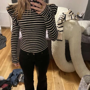 Volang tröja - Säljer dem här vita och svart vit randiga volang tröjorna från zara (85 st)