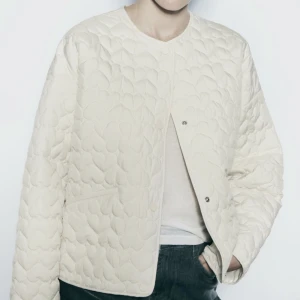 Jacka  - Super snygg jacka ifrån zara! Slutsåld på hemsidan❤️ Osäker på att sälja så säljer vid bra bud!