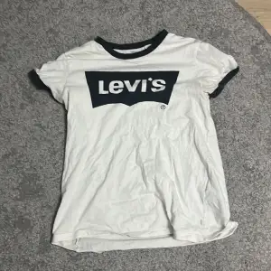Väldigt luftig Levis T-shirt eller tröja, bra skick inte använd så mycket, nypris 200 kr