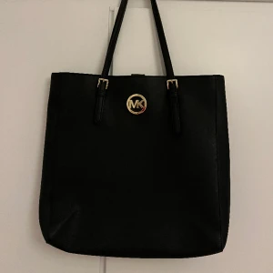 Michael kors väska  - Säljer denna väska då den bara blivit hängande, använd sparsamt och få gånger så den är i väldigt fint skick💞 passar perfekt för att ha dator eller liknande i👌
