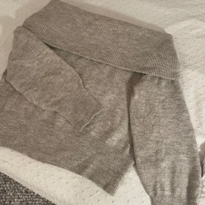 Stickad off shoulder-tröja - Söt off shoulder-tröja från hm som tyvärr inte kommer till användning längre🤍Superfint skick