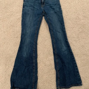 Söta flare jeans - Älskar de här men har tyvärr växt ur de so säljer<3, jeansen har jättefin färg och sitter perfekt.
