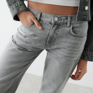 Gråa lågmidjade jeans - Säljer pågrund av att de inte används längre, jättebra skick, säljs nytvättade!