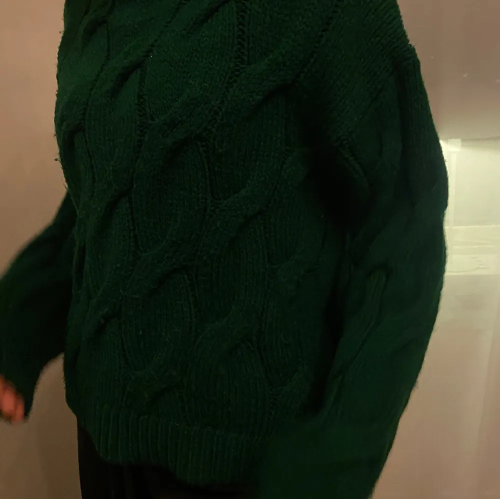 Fin mörkgrön stickad tröja! Använt fåtal gånger och är i bra skick. Normal i storlek och inga anmärkningar💓. Stickat.