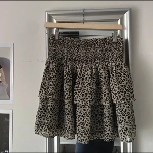Volangkjol - Leopard mönstrad volangkjol från Kappahls barnavdelning storlek 170 men passar upp till en vanlig M skulle jag säga. Fint skick 🤍