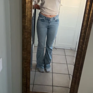 Bootcut jeans  - Ljusblå midwaist bootcut jeans från Gina🩵 Storlek 38. Skriv för fler bilder!💞