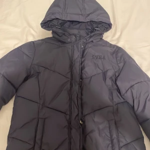 Puffjacka - Superfin mörkblå puffjacka💗 Den har inga defekter och är i bra skick💓