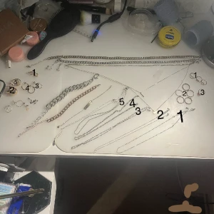 Smycken  - Oäkta kedjor, armband, örhängen och halsband säljes!🩷Har numrerat vissa saker som är lika varann🩷Skriv till mig om du vill köpa ett smycke eller ha mått eller fler/närmare bild på något🩷 Pris 10-75kr  Paketpris 400kr Köparen står för frakten!