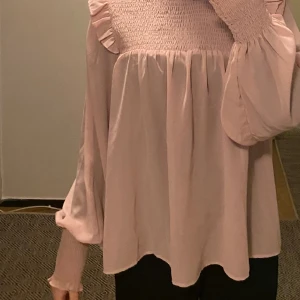 Tröja - En fin oanvänd tröja. Storleken är L men den passar även dem som egentligen har storlek XS/S/M