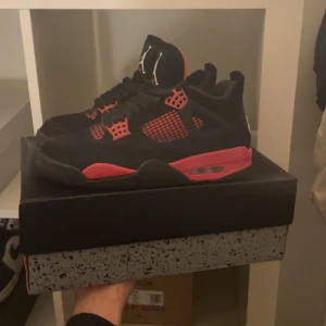 Jorden 4 - Säljer nu mina J4 Red Thunder för dem har blivit för små, Använda ett par gånger men är fortfarande i ett väldigt bra skick för priset! Skriv om ni har frågor😁