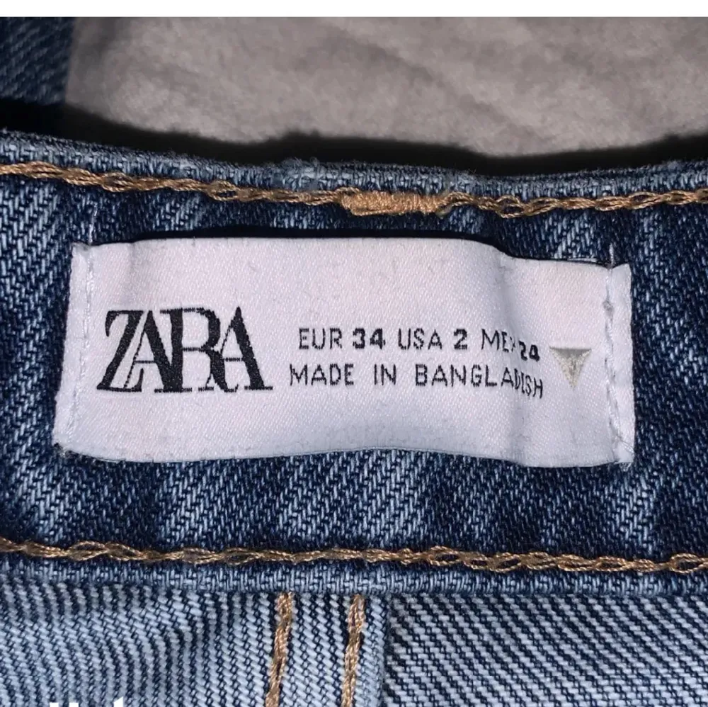 Säljer mina jeans från zara då dom inte kommer till användning, använd få gånger och är i väldigt bra skick, vid en snabb affär går priset att diskuteras🫶🏻. Jeans & Byxor.