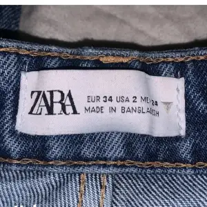 Säljer mina jeans från zara då dom inte kommer till användning, använd få gånger och är i väldigt bra skick, vid en snabb affär går priset att diskuteras🫶🏻