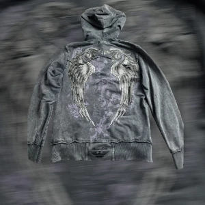 Affliction type zipup - Inga defekter. Snygg zip💯 Passar både killar i tjejer Dm:a så kan jag fixa måtten Buda🙏