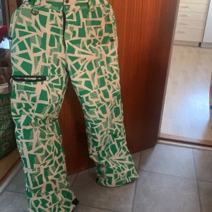 Täckbyxor  - Strl 158/164, liten reva på baksidan ( se bild) men i övrigt fina 