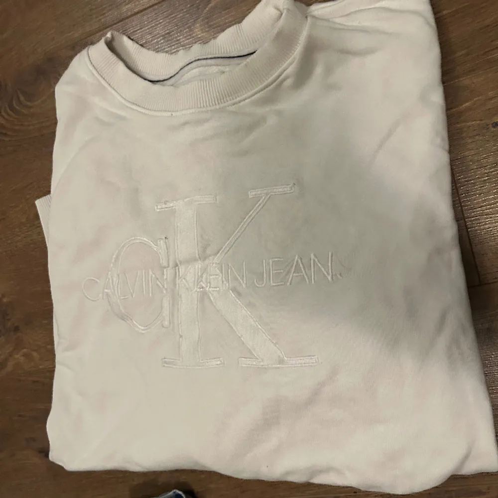 Säljer denna vita Calvin Klein sweatshirt i storlek medium. S:et från jeans har försvunnit därav priset! . Hoodies.