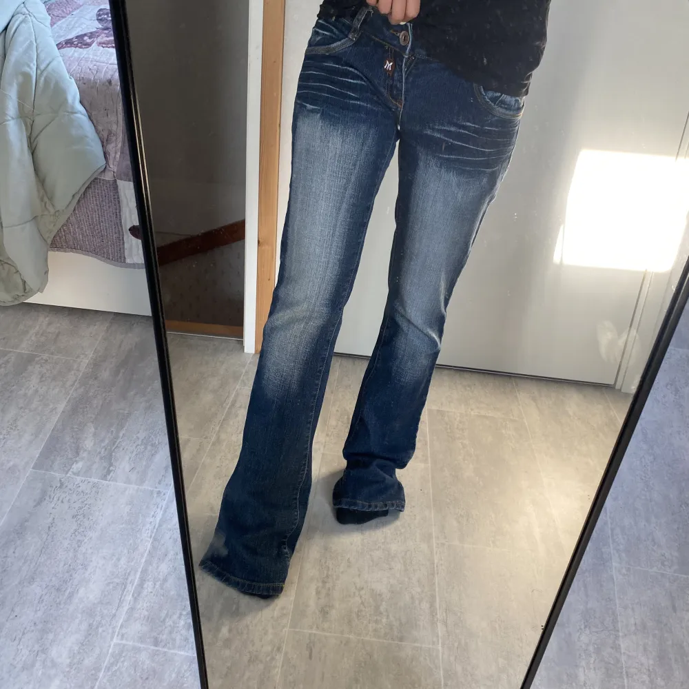 Super fina Lågmidjade jeans med fin design där på bakfickorna, tyvärr är de lite för stora som det syns på bilden och byxorna skulle jag säga passa någon som är 162-168 cm, priset går givetvis att diskutera🩷. Jeans & Byxor.