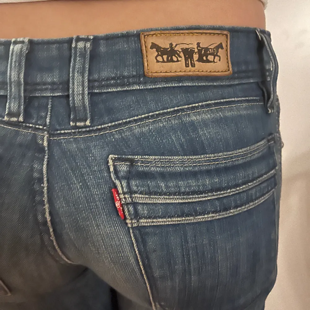 Säljer ett par perfekta Levi’s jeans. Lågmidjade och utsvängda. Säljer eftersom jag många andra jeans. Ställ frågor vid funderingar!🥰. Jeans & Byxor.